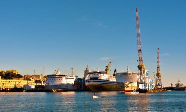 13 Aralık 2020 'de İtalya' nın liman ve şehir panoramasında feribot seferleri başladı.