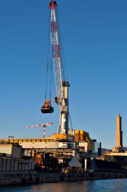 Vinç Cenova İtalya Limanı 'nda.