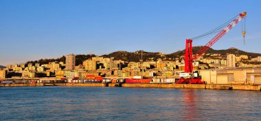 13 Aralık 2020 'de Cenova İtalya' nın terminali ve panoramasında vinç bulundu.