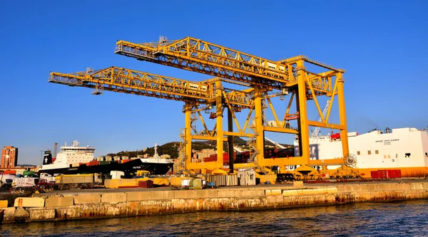 港ターミナルでのコンテナ処理のための大型クレーン12月13 2020 Genoa Italy — ストック写真
