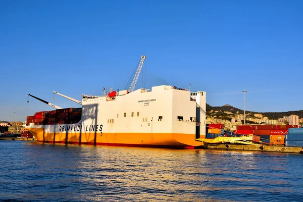 港ターミナル13 2020でのコンテナ船の荷役作業ジェノヴァイタリア — ストック写真