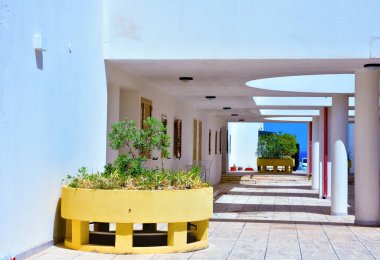 Otranto İtalya 'da modern tarzda turistler için beyaz evler