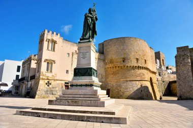 Otranto 'nun kahramanlarına ve şehitlerine adanmış anıt ve 4 Mayıs 2018 tarihî merkezi Otranto Salento İtalya' ya bir bakış.
