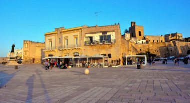 Gün batımı ve turistler 4 Mayıs 2018 Otranto Salento İtalya kahramanlarının gezinti yürüyüşünde