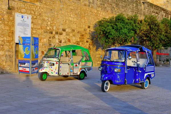 4 Mayıs 2018 'de Otranto Salento İtalya' nın tarihi merkezine turistleri götürecek motorlu taşıt.