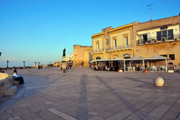 Západ Slunce Turisté Promenádní Procházce Hrdinů Květen 2018 Otranto Salento — Stock fotografie