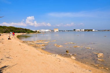 Tavşan adası (isola dei conigli o isola grande) ya da büyük ada porto sezaryeni Salento İtalya