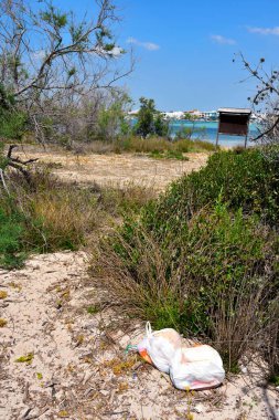 Plastik ve doğadaki çeşitli atıklar