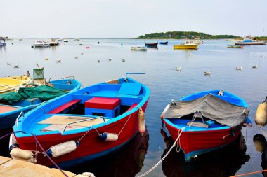 Salento İtalya 'nın tavşan adasının dibindeki Porto Sezeryan' da balıkçı tekneleri.