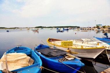 Salento İtalya 'nın tavşan adasının dibindeki Porto Sezeryan' da balıkçı tekneleri.