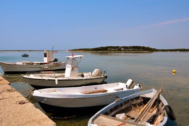 Tavşan adası (isola dei conigli o isola grande) ya da büyük ada porto sezaryeni Salento İtalya