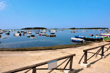 Tavşan adası (isola dei conigli o isola grande) ya da büyük ada porto sezaryeni Salento İtalya