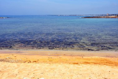 Tavşan adası (isola dei conigli o isola grande) ya da büyük ada porto sezaryeni Salento İtalya