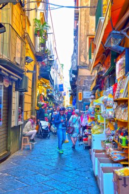 30 Eylül 2018 Sorrento İtalya 'da, dükkanları ve turistleriyle karakteristik tarih merkezi
