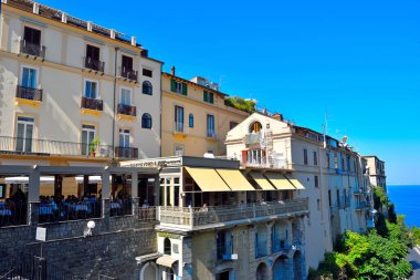 30 Eylül 2018 'de İtalya' daki tarihi merkezin sokaklarında açık masaları olan tipik restoranlar.