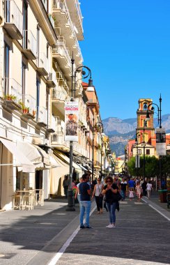 30 Eylül 2018 Sorrento İtalya 'da, dükkanları ve turistleriyle karakteristik tarih merkezi