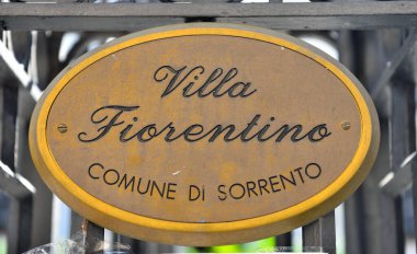 Floransa villasının plaketi ve girişi kültürel etkinlikler, müzik ve konserler için kullanılan limon ve portakal ağaçlarıyla dolu güzel bir bahçe.