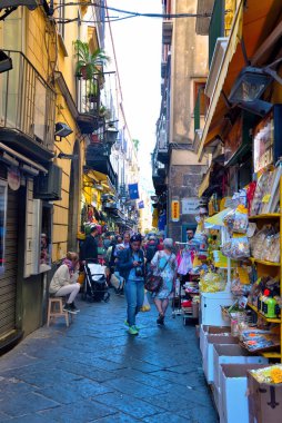 30 Eylül 2018 Sorrento İtalya 'da, dükkanları ve turistleriyle karakteristik tarih merkezi