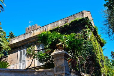 Tarihi şehir ve Sorrento Denizi 'ne bir göz atalım.