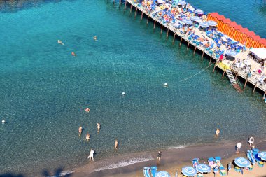 Rıhtımda turist ve yüzücülerle dolu hamam 30 Eylül 2018 Sorrento İtalya