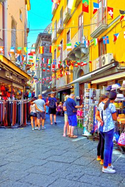 30 Eylül 2018 Sorrento İtalya 'da, dükkanları ve turistleriyle karakteristik tarih merkezi