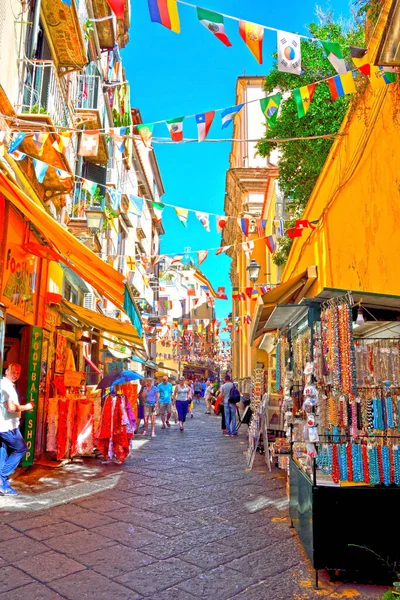 30 Eylül 2018 Sorrento İtalya 'da, dükkanları ve turistleriyle karakteristik tarih merkezi