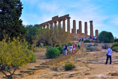 Tapınak vadisindeki turistler: 28 Eylül 2018 'de İtalya' daki Juno Tapınağı