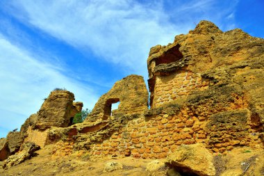 Agrigento Sicilya tapınaklarının Arcosolia Vadisi yolu.