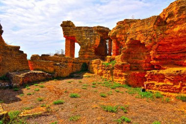 Agrigento Sicilya tapınaklarının Arcosolia Vadisi yolu.