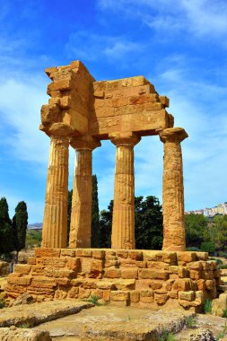 Sicilya 'daki Agrigento Tapınağı Dioscuri Vadisi tapınağı.