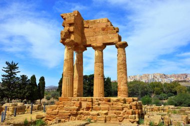 Sicilya 'daki Agrigento Tapınağı Dioscuri Vadisi tapınağı.