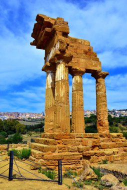 Sicilya 'daki Agrigento Tapınağı Dioscuri Vadisi tapınağı.