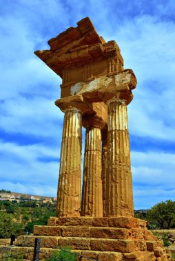 Sicilya 'daki Agrigento Tapınağı Dioscuri Vadisi tapınağı.