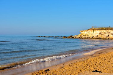 Marina di ragusa ve Punta secca arasındaki Casuzze Plajı, Sicilya, İtalya