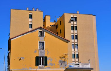 Tarihi ev ve modern evler kısrak İtalya 'da.