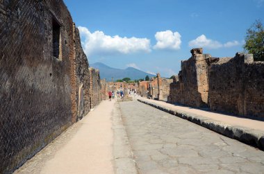 Antik Roma şehrinin kalıntılarındaki turist grupları, MS 79 yılında Vesuvius 'un patlaması sonrasında yok edilip küllere gömüldüler. Sep 10. 2020 POMPEII, İTALYA