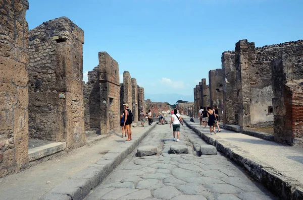 Groups Tourists Ruins Ancient Roman City Destroyed Buried Ash Eruption — Stock Photo, Image