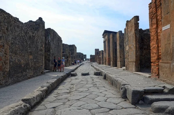 Antik Roma Şehrinin Kalıntılarındaki Turist Grupları Yılında Vesuvius Patlaması Sonrasında — Stok fotoğraf