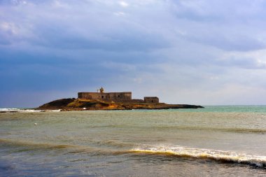 İyon kıyısındaki akıntı adası (isola delle correnti), siracuse sialy İtalya 'nın Portopalo belediyesinin topraklarında yer almaktadır.
