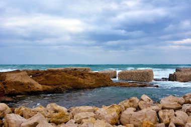 Sicilya Marzami 'deki dalgalı deniz. İtalya.