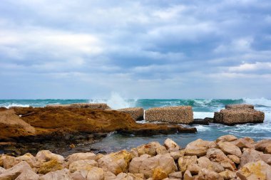 Sicilya Marzami 'deki dalgalı deniz. İtalya.