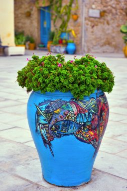 Bilinmeyen bir sanatçının seramik vazosu 26 Eylül 2018 'de Marzamim İtalya' nın merkezindeki tarihi merkezde.