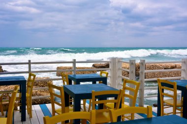 Sicilya Marzami 'deki dalgalı deniz. İtalya.