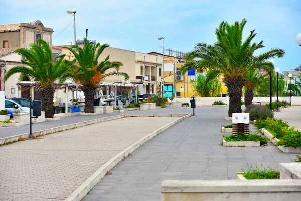 Sicilya marzami İtalya 'daki gezinti güvertesi.