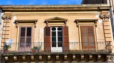 Sicilya İtalya 'daki tarihi yapıya bir göz atalım.