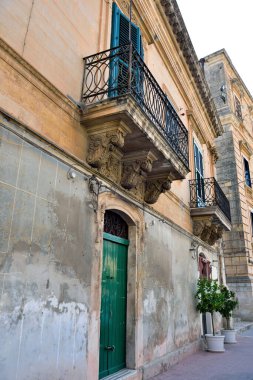 Modica, Sicilya, İtalya 'da tipik barok heykelleri olan balkon