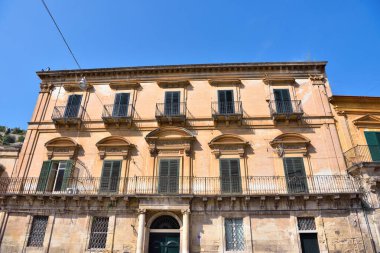 Sicilya İtalya 'daki tarihi yapıya bir göz atalım.