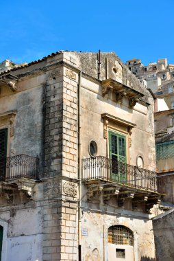 Sicilya İtalya 'daki tarihi yapıya bir göz atalım.