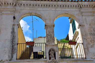 Sicilya İtalya 'daki tarihi yapıya bir göz atalım.