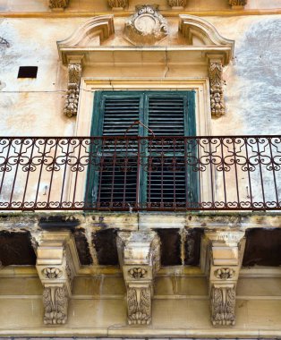 Modica, Sicilya, İtalya 'da tipik barok heykelleri olan balkon